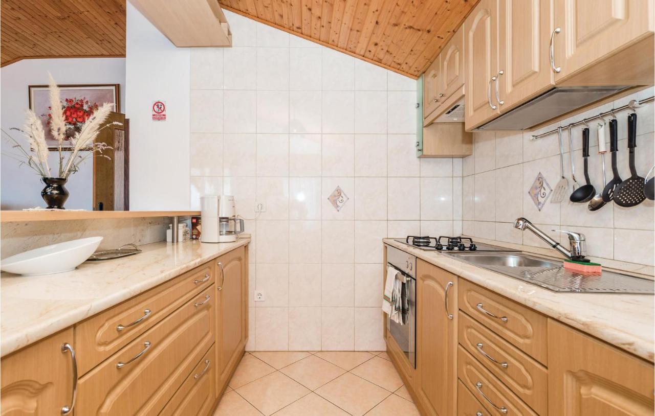 Beautiful Apartment In Brsec With Kitchen Exterior photo